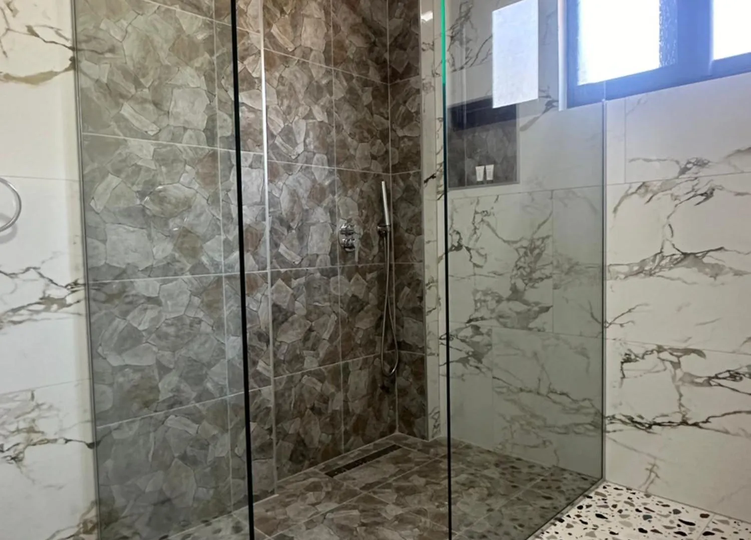 Sea Breeze Suites Himare Albania
