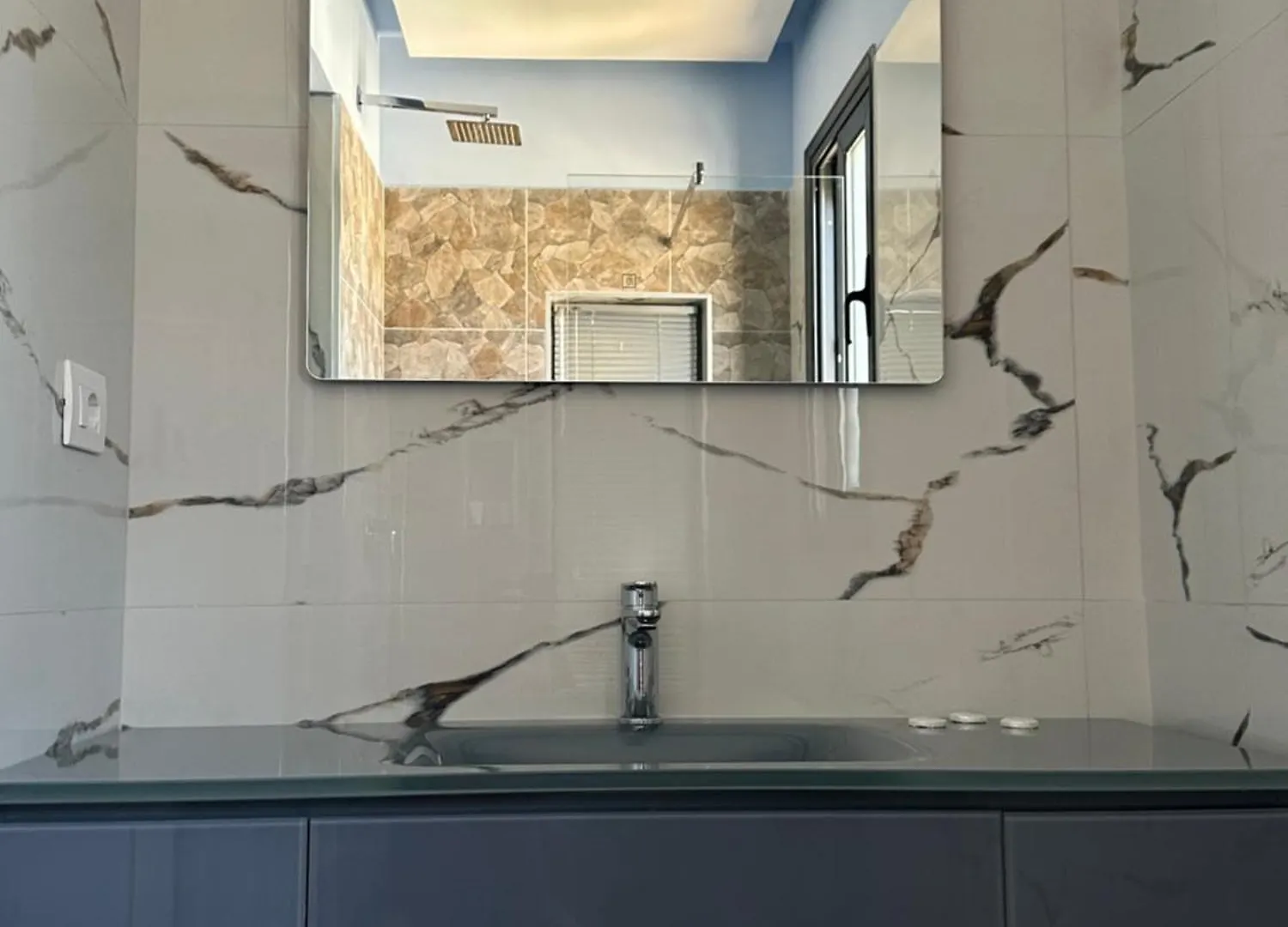 Sea Breeze Suites Himare Appartamento