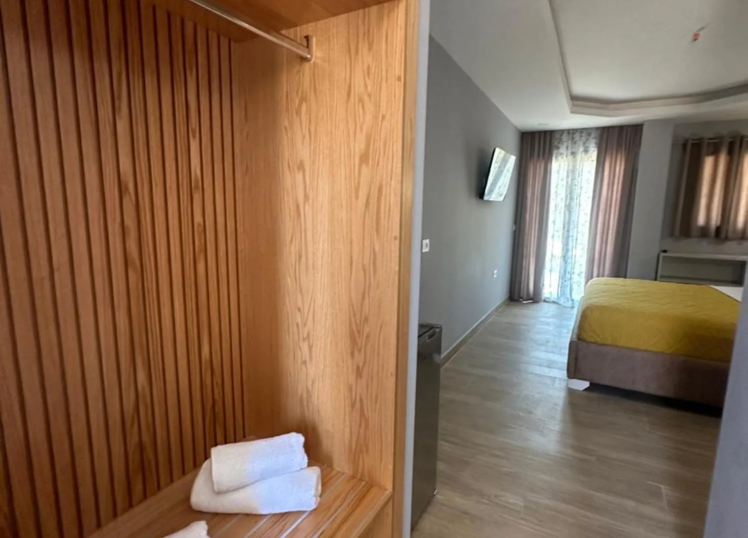 Sea Breeze Suites Himare Appartamento
