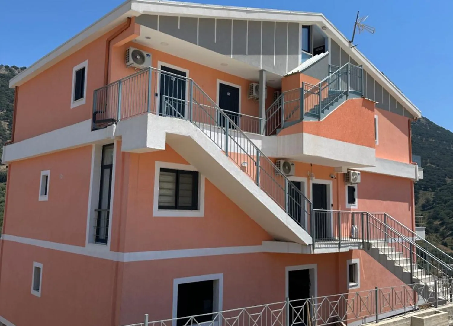 Sea Breeze Suites Himare
