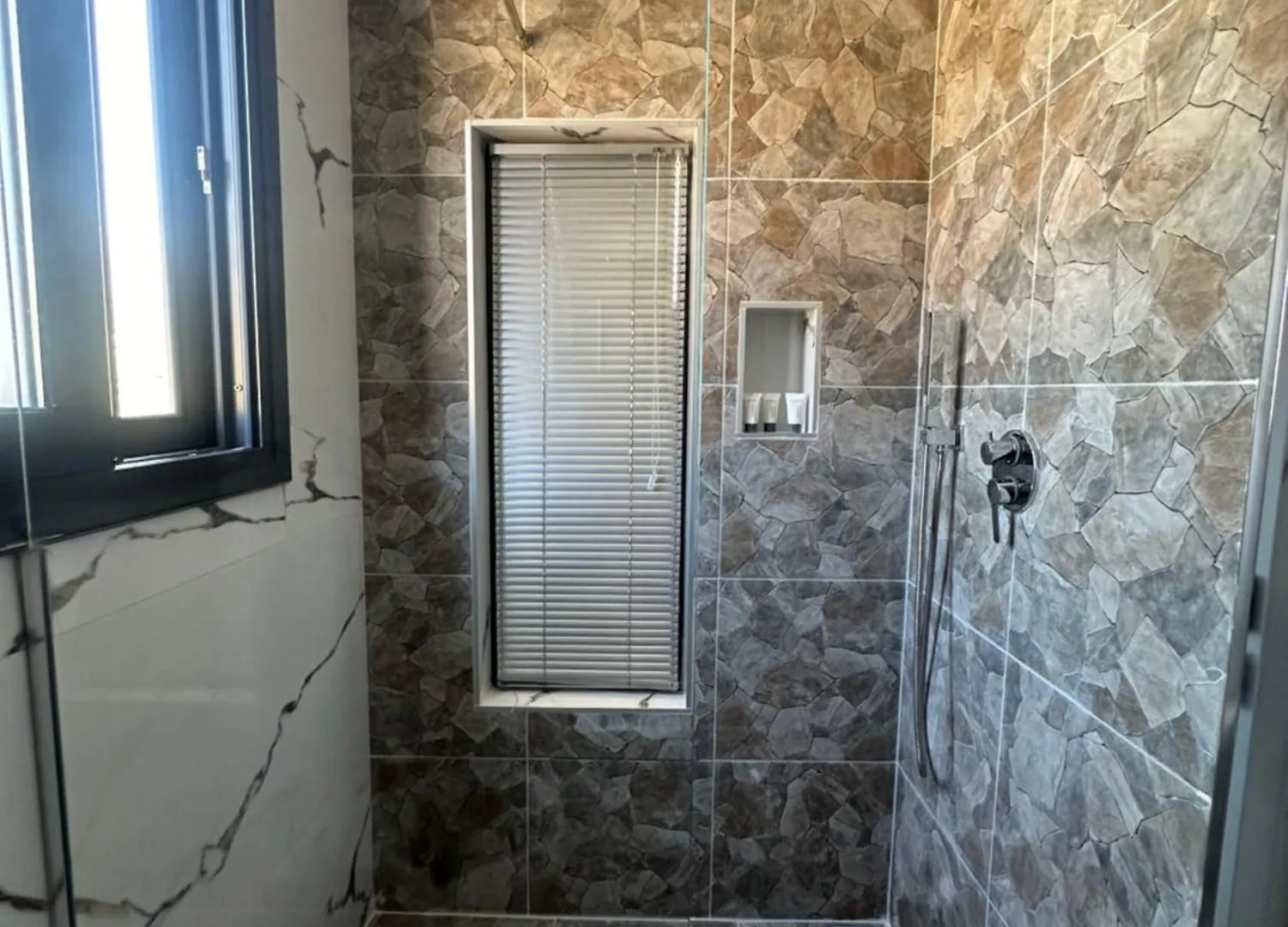 Sea Breeze Suites Himare