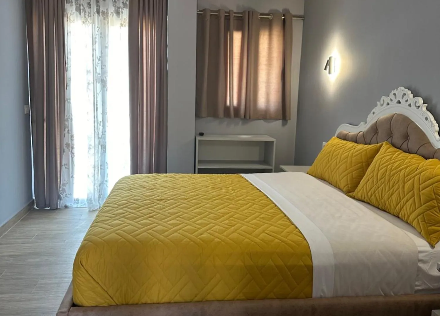 Sea Breeze Suites Himare Appartamento