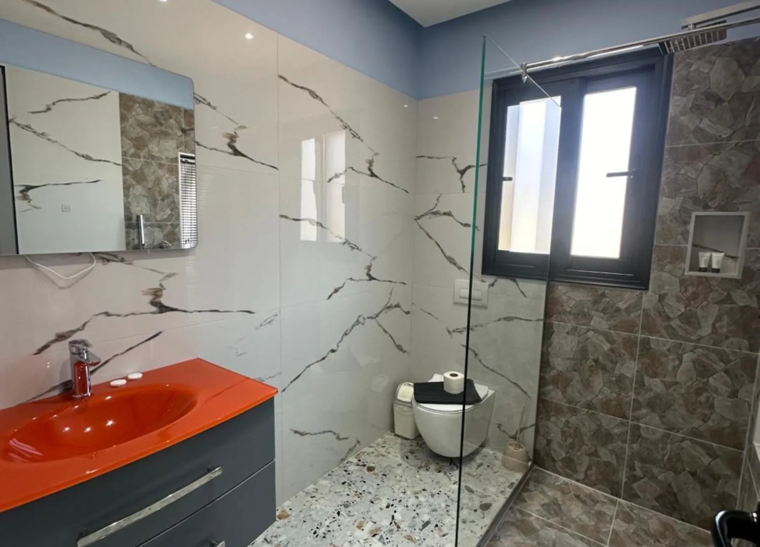Sea Breeze Suites Himare Appartamento