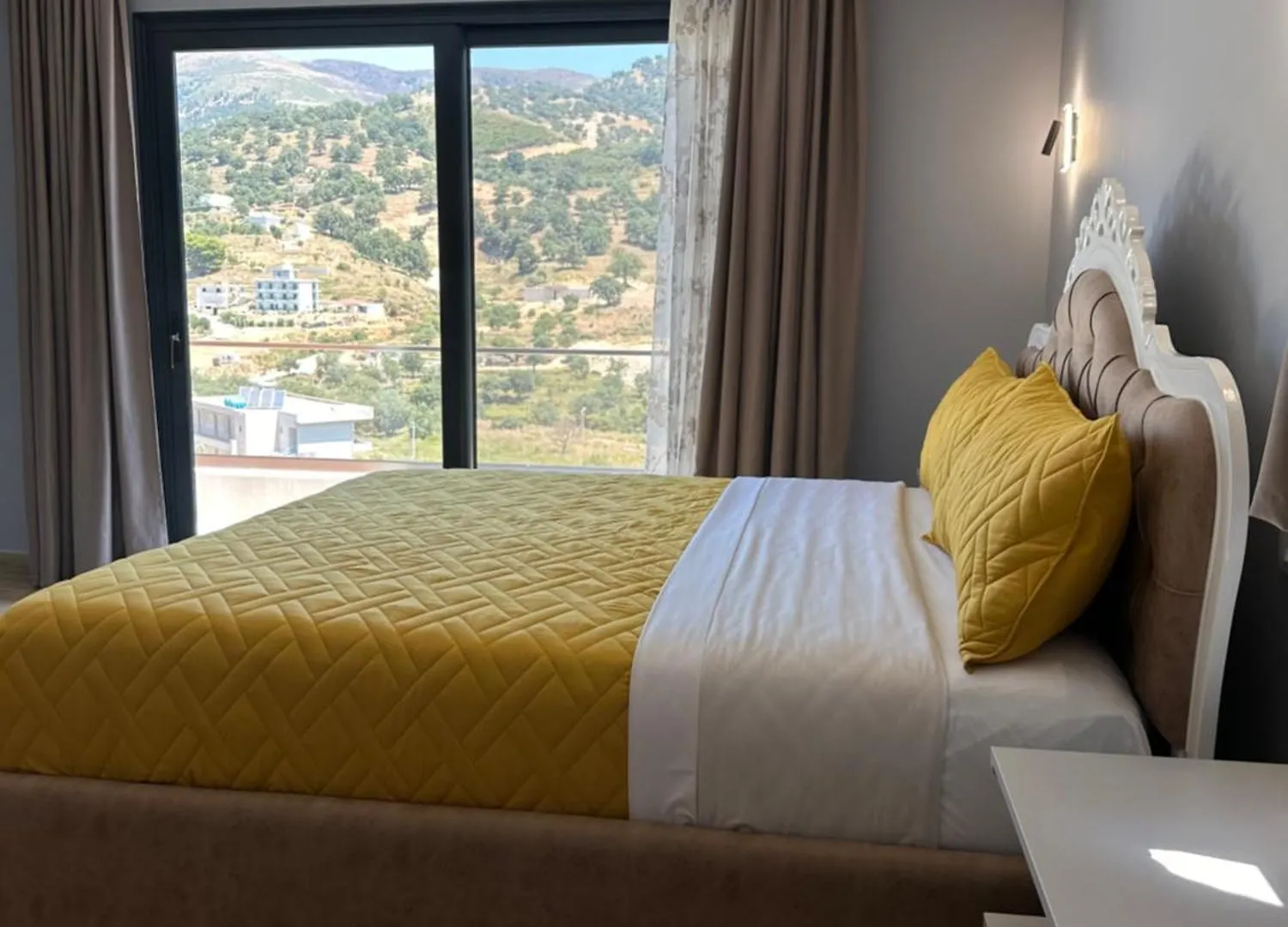 Sea Breeze Suites Himare Appartamento