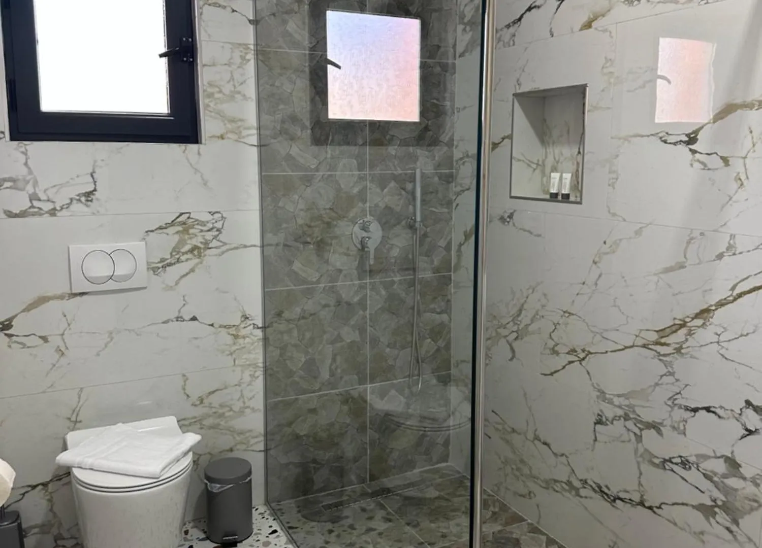 Sea Breeze Suites Himare